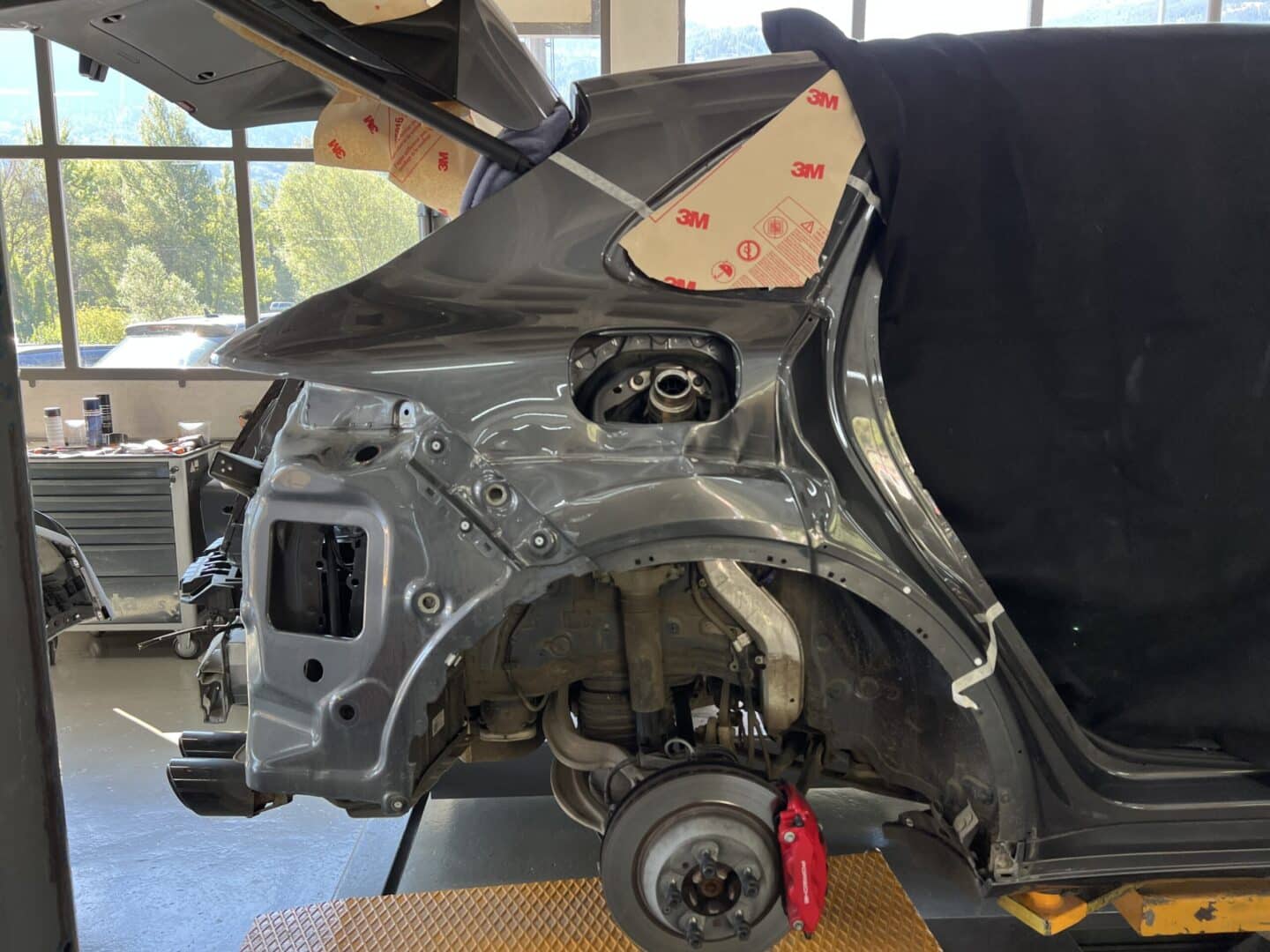 carrosserie x-clusive valais sierre noës débosselage rénovation phare polissage nettoyage shampoing siège retouche traitement odeur sinistre gestion tôlerie peinture voiture vitrage suisse