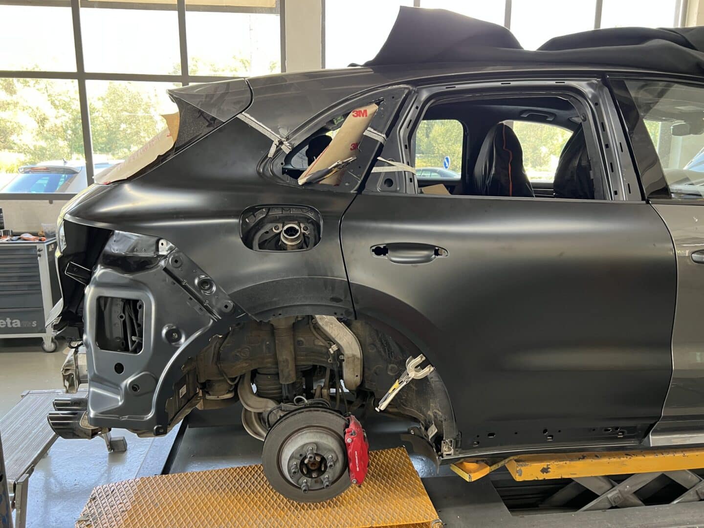 carrosserie x-clusive valais sierre noës débosselage rénovation phare polissage nettoyage shampoing siège retouche traitement odeur sinistre gestion tôlerie peinture voiture vitrage suisse